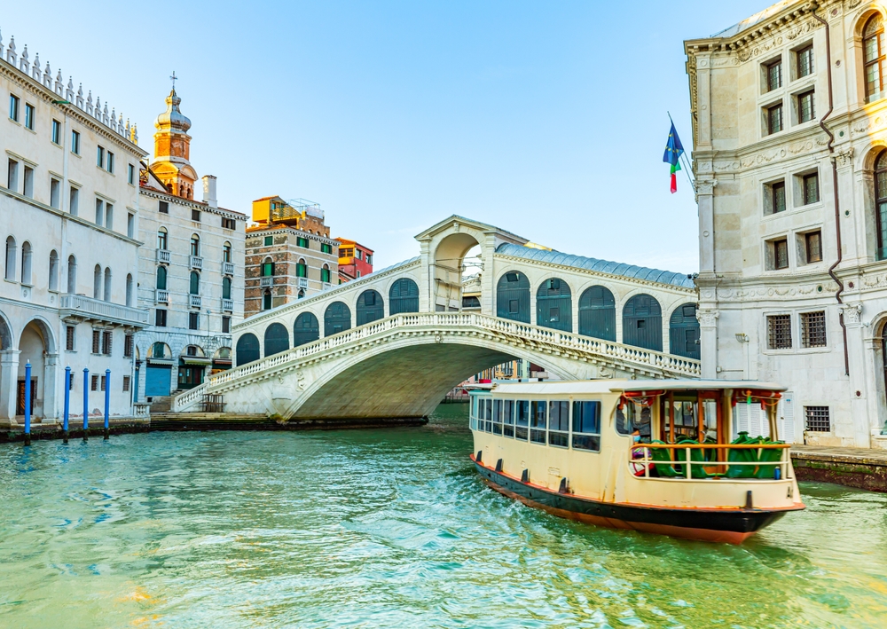 Rialtobrücke und Vaporetto in Venedig