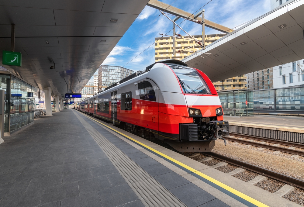 Roter Zug am Bahnsteig in Wien