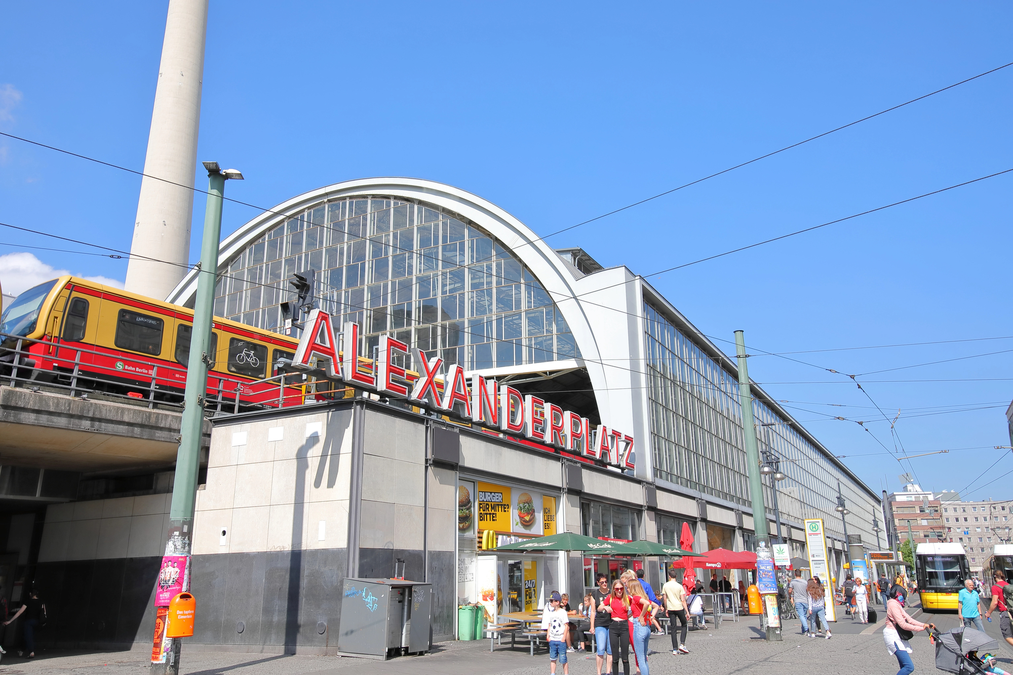 S-Bahn am Alexanderplatz in Berlin