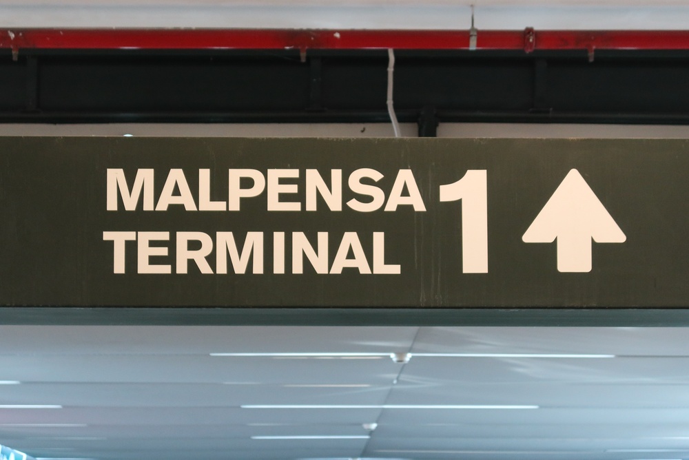 Schild für Terminal 1 am Flughafen Mailand Malpensa