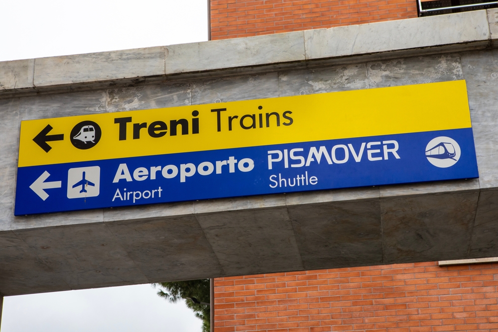 Schilder im Bahnhof Pisa Centrale zu den Zügen, zum Flughafen und zum Shuttle