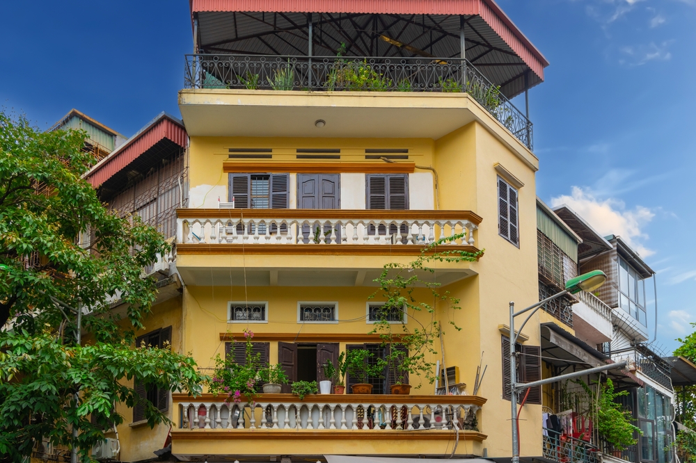 Schmale, hohe Stadthäuser mit Pflanzen an der Fassade in der Altstadt von Hanoi