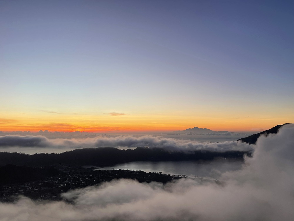 Sonnenaufgang vom Mount Batur mit Batur-See und Mount Agung