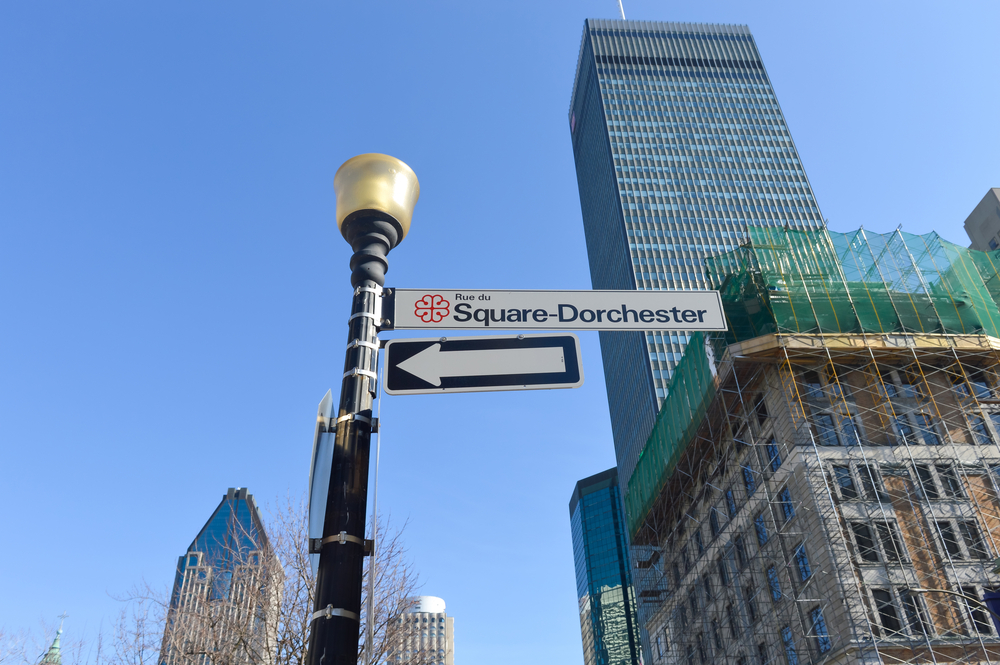 Square Dorchester zwischen den Hochhäusern in Downtown Montreal