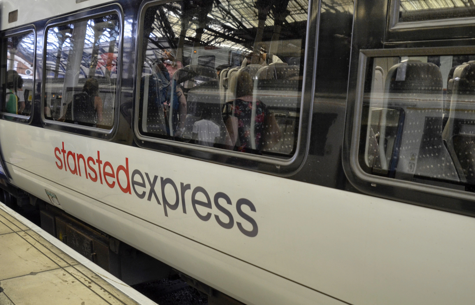 Der Stansted Express zwischen dem Flughafen Stansted und London