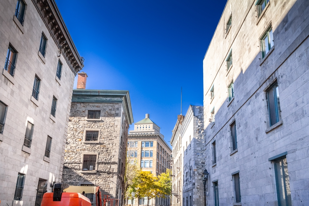 Steinhäuser und eine Kopfsteinpflasterstraße in der Altstadt von Montreal