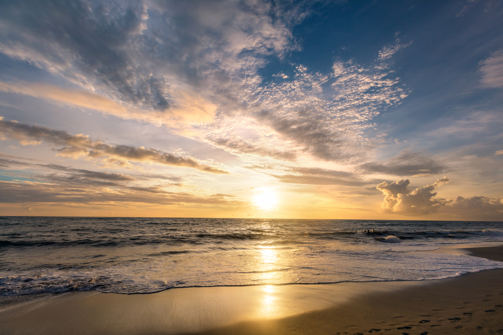 Sonnenuntergang über dem Strand Batu Bolong in Canggu auf Bali