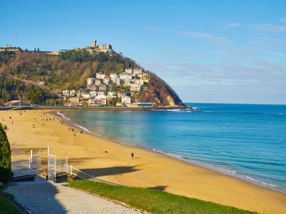 Strand Ondarreta mit Monte Igueldo im Hintergrund, gesehen vom Garten des Miramar-Palasts