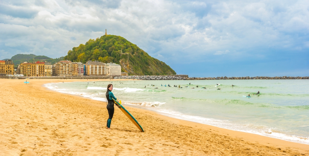 Surfer am Strand Zurriola im Viertel Gros in San Sebastian