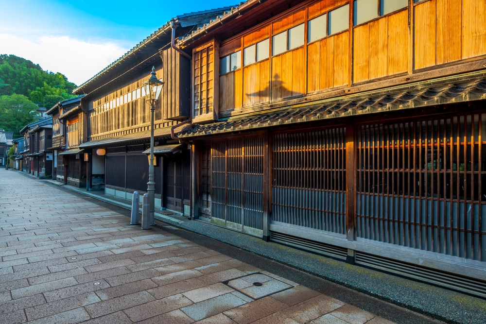 Straße mit Teehäusern im Viertel Higashi Chaya in Kanazawa