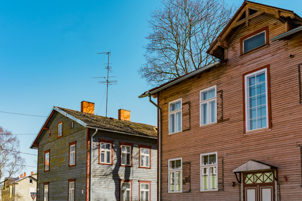 Straße mit traditionellen bunten Häusern in Kalamaja in Tallinn