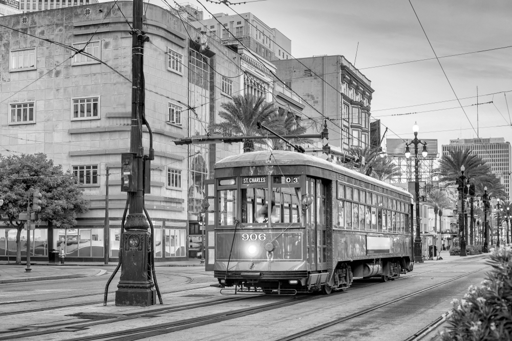 Streetcar in Downtown New Orleans in der Abenddämmerung