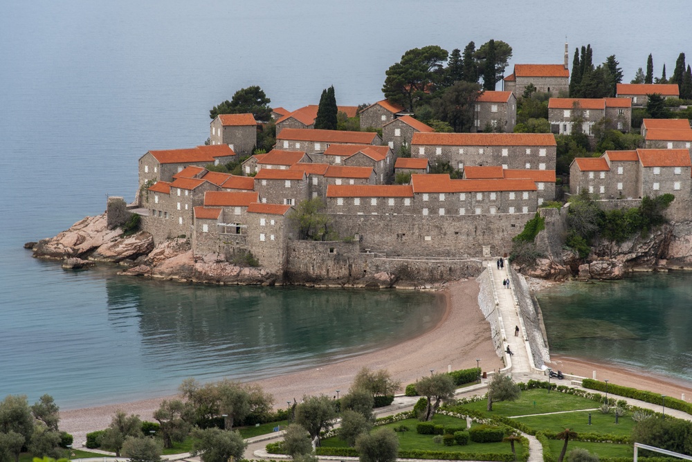 Luftaufnahme der Insel Sveti Stefan mit ihren roten Dächern
