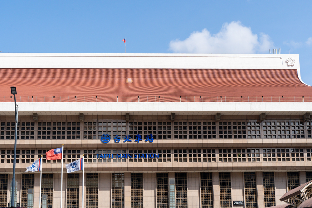 Taipei Main Station unter blauem Himmel