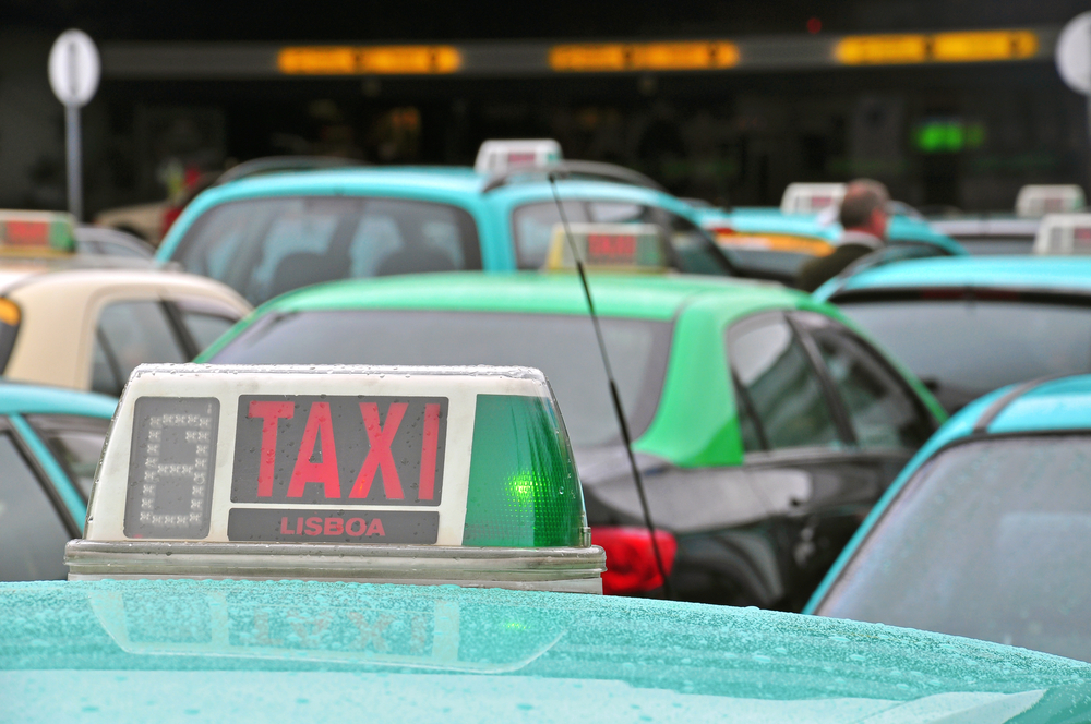 Wartende Taxis am Flughafen Lissabon