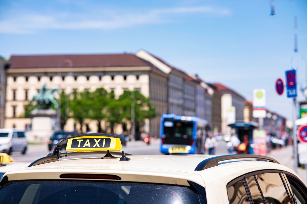 Taxischild auf einem Auto in München