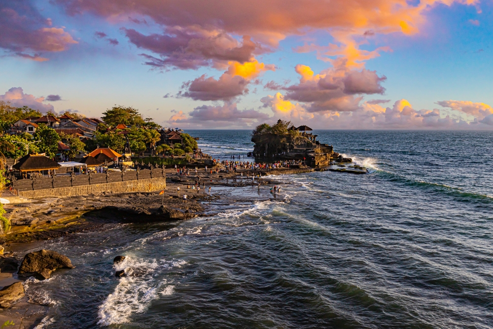 Tempel Tanah Lot auf Bali bei Sonnenuntergang