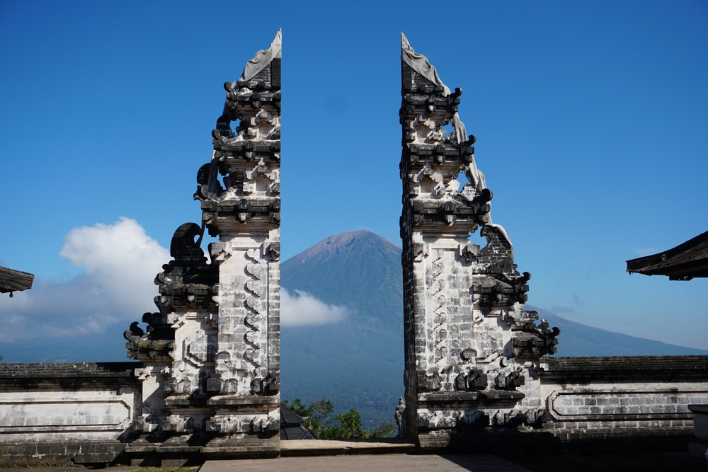 Tempeltor von Pura Lempuyang mit Mount Agung im Hintergrund