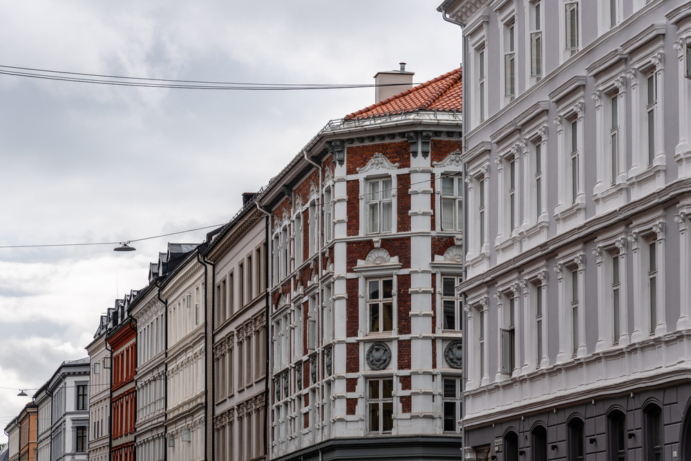 Typische Mehrfamilienhäuser in einer Straße in Grünerløkka in Oslo