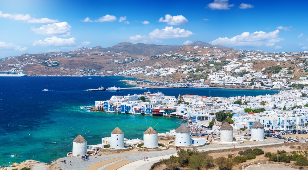 Blick durch die Windmühlen auf Mykonos-Stadt und Little Venice