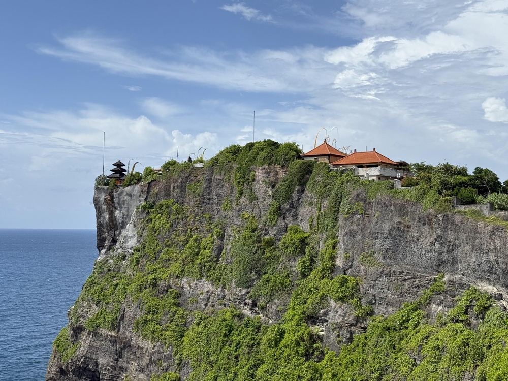 Uluwatu-Tempel auf einer Klippe über dem Indischen Ozean