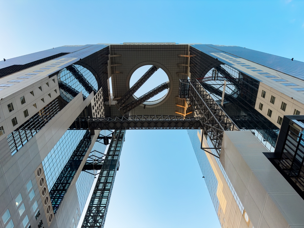 Umeda Sky Building in Osaka von unten gesehen