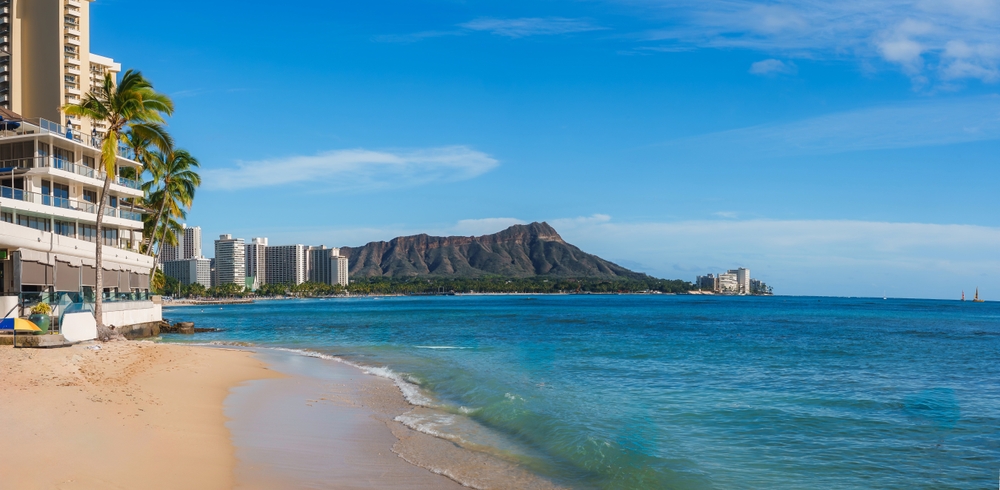 Waikiki Beach mit Palmen, Hotels und dem Diamond Head im Hintergrund