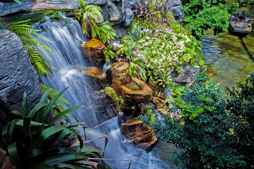 Wasserfall und tropischer Garten im Gaylord Opryland Resort im Music Valley in Nashville