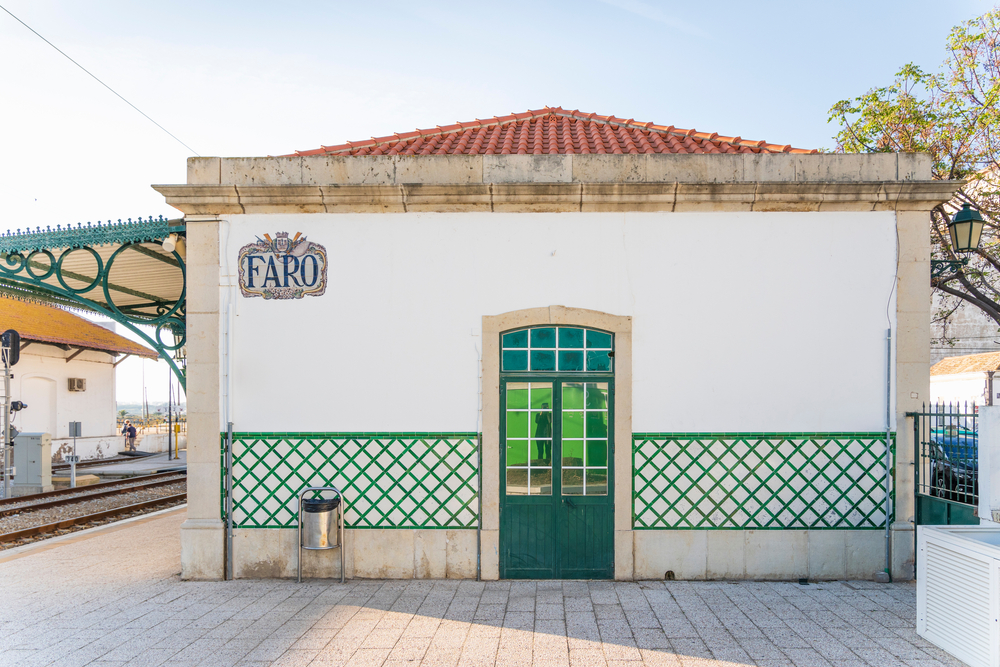 Das weiße Bahnhofsgebäude von Faro an der Algarve
