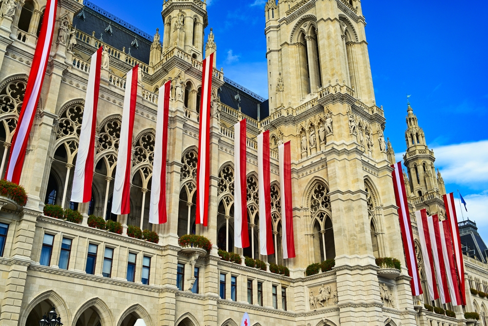 Wiener Rathaus mit österreichischen Flaggen