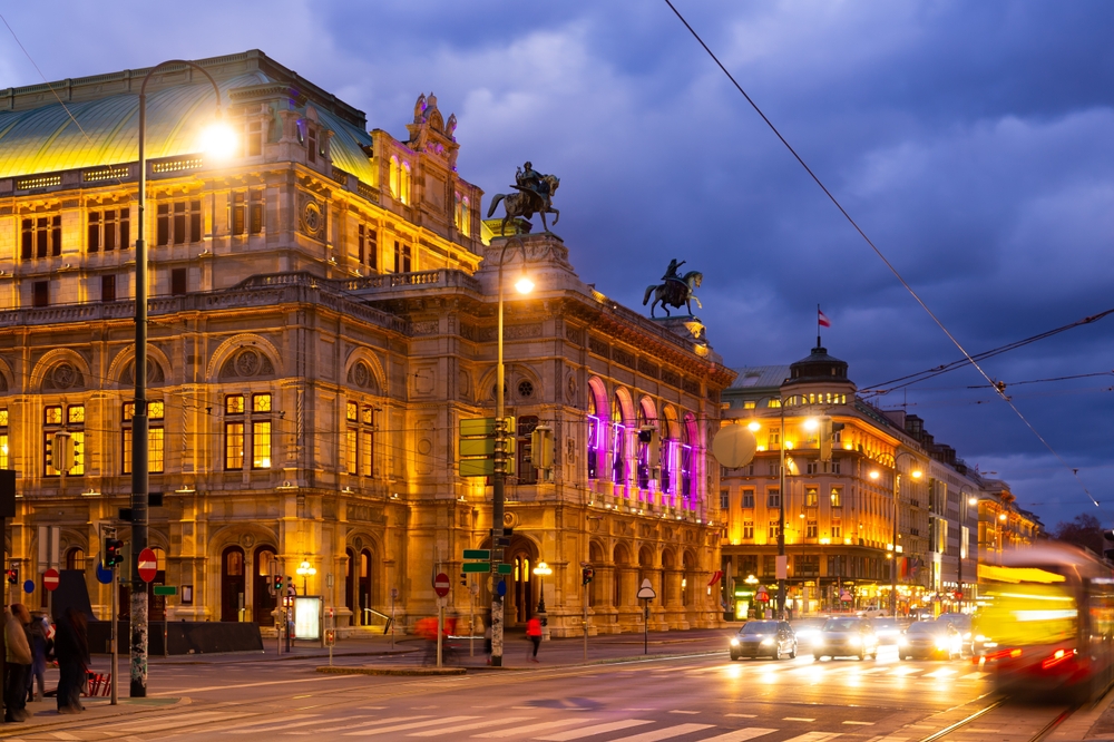 Wiener Staatsoper und Opernring am Abend