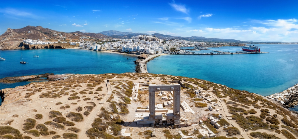 Portara auf Naxos aus der Luft mit der Stadt und dem Hafen im Hintergrund