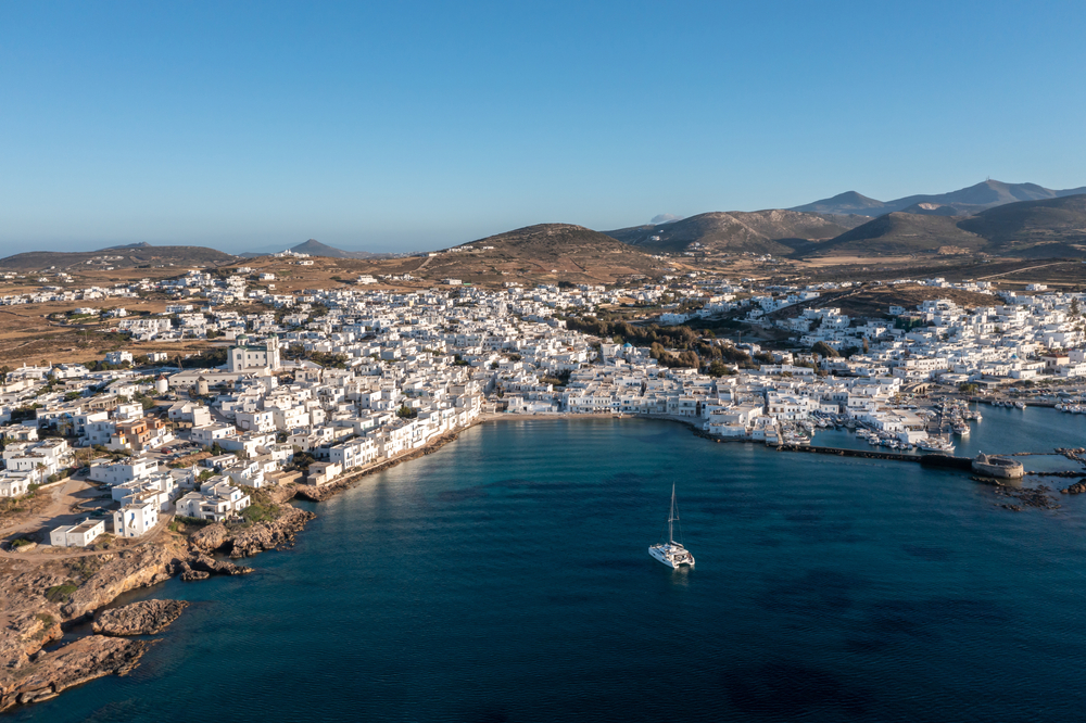 Luftaufnahme von Naoussa und seinem Hafen auf Paros