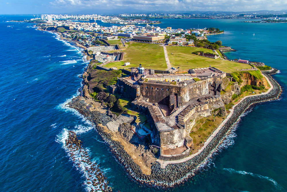 Die Festung El Morro an der Einfahrt zur Bucht von San Juan auf Puerto Rico aus der Luft gesehen
