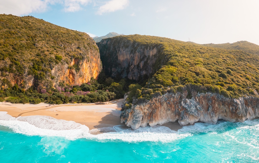 Luftaufnahme des Strandes Gjipe und der Schlucht dahinter an der Albanischen Riviera