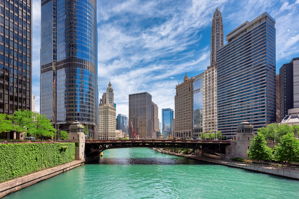 Die Skyline von Chicago und der Chicago River an einem sonnigen Sommertag