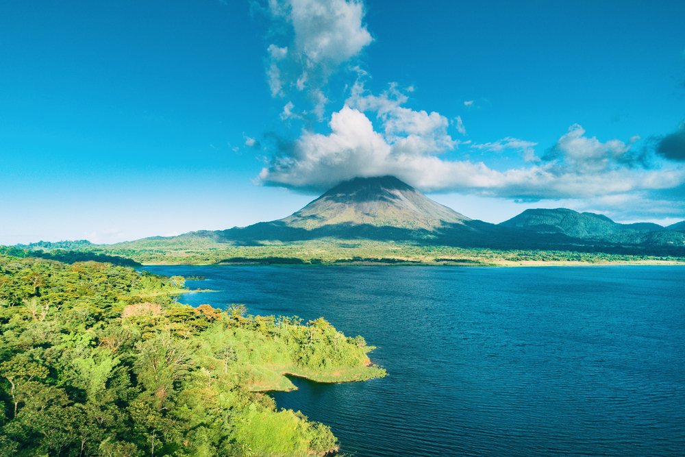 Luftaufnahme des Vulkans Arenal und des Regenwalds bei La Fortuna in Costa Rica