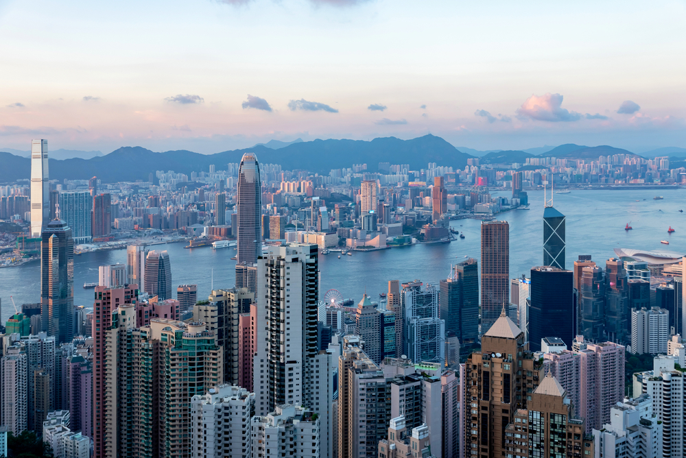 Die Skyline von Hongkong bei Sonnenuntergang vom Victoria Peak aus gesehen
