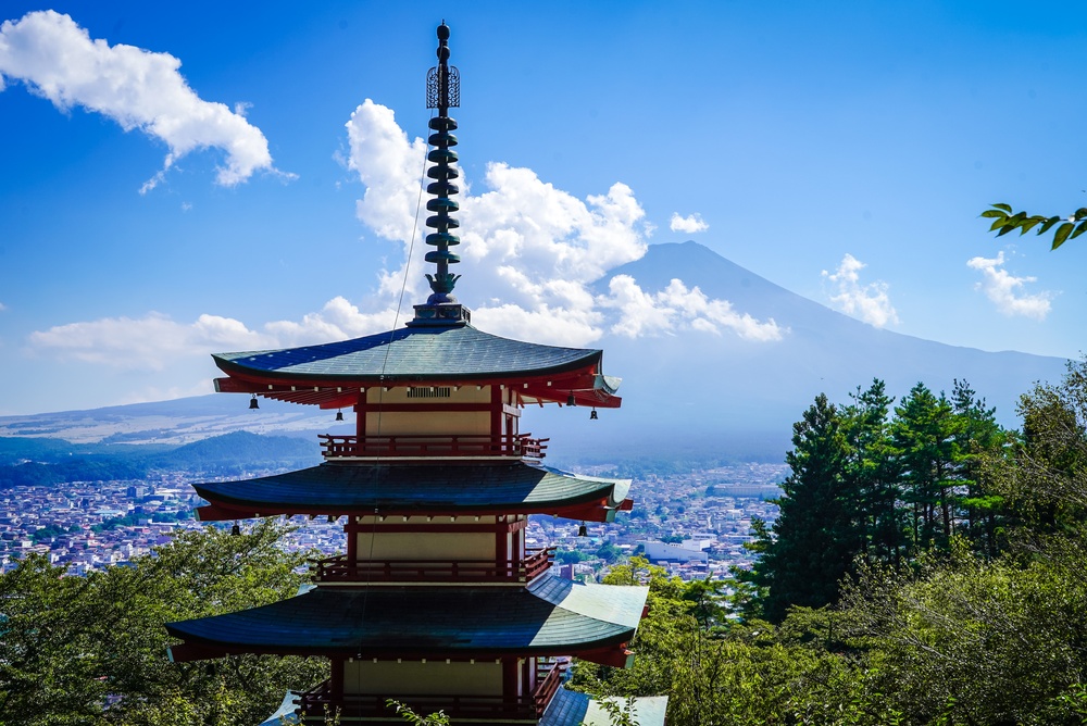 Die Chureito-Pagode mit dem Fuji im Hintergrund bei Fujiyoshida in Japan