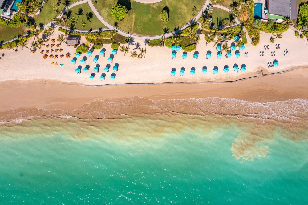 Luftaufnahme des Strandes von Khao Lak in Thailand