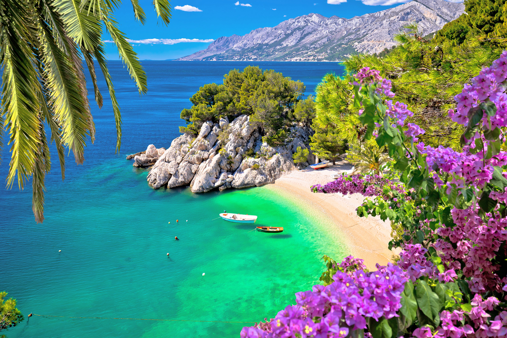 Der Strand Punta Rata in Brela an der Makarska Riviera in Kroatien aus der Luft gesehen