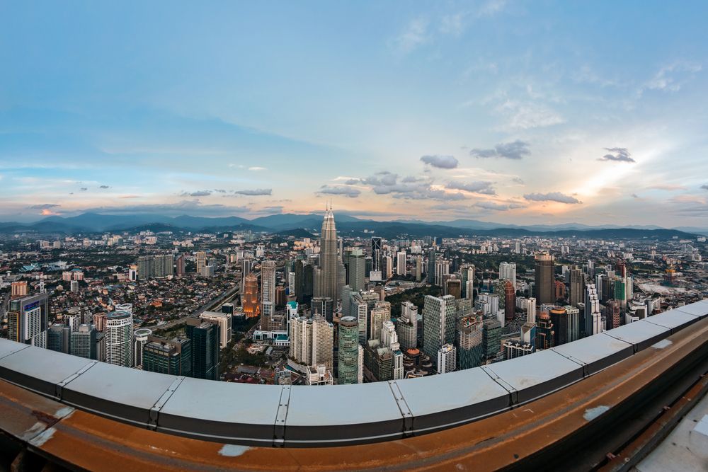 Die Skyline von Kuala Lumpur bei Sonnenuntergang