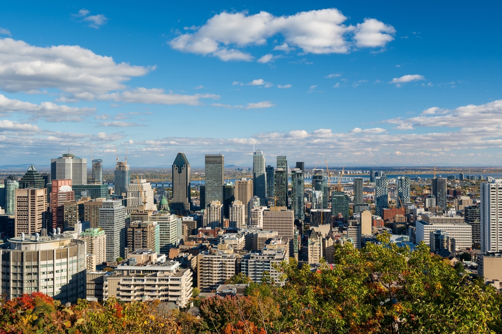Die Skyline von Montreal in Herbstfarben, gesehen vom Aussichtspunkt Kondiaronk auf dem Mont Royal
