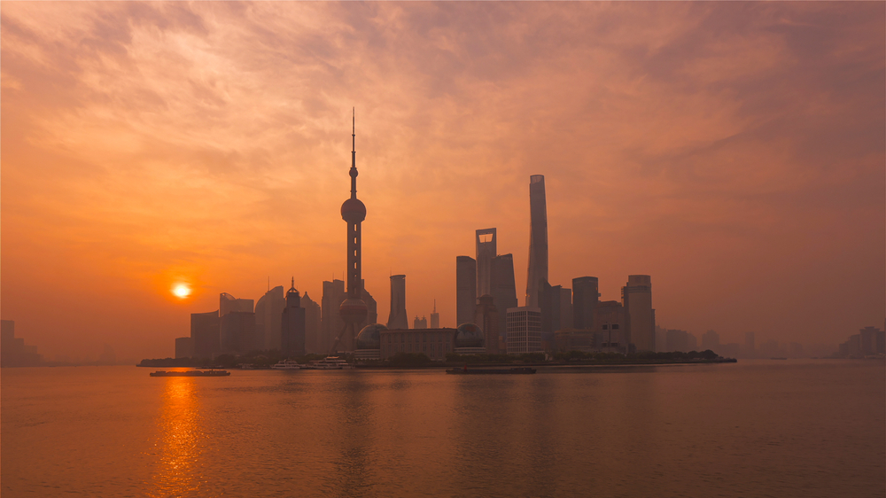 Die Skyline von Lujiazui bei Sonnenuntergang vom Bund in Shanghai aus gesehen