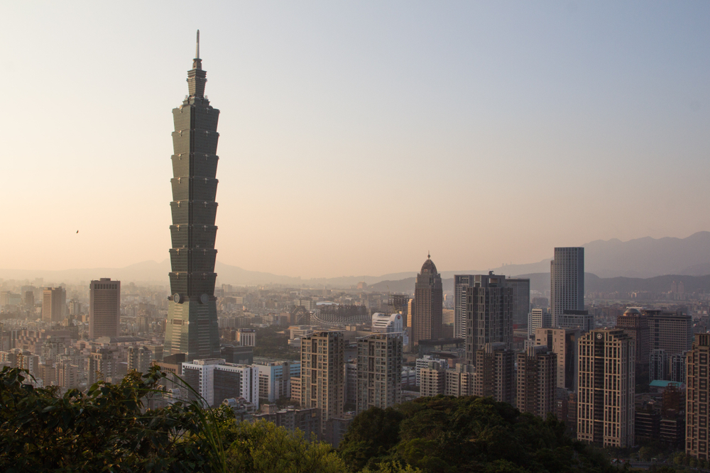 Taipei 101 und die Skyline von Taipeh bei Sonnenuntergang vom Elephant Mountain aus gesehen