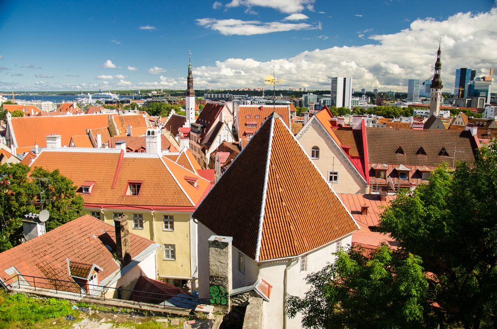 Blick von Kohtuotsa über die roten Dächer und Kirchtürme der Altstadt von Tallinn