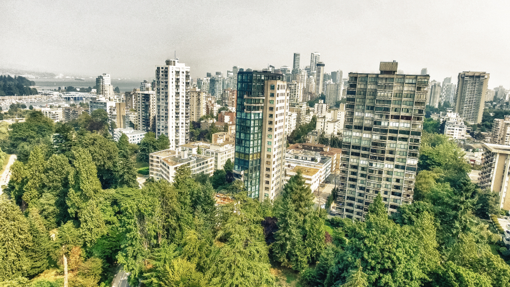 Die Skyline von Vancouver aus der Luft über dem Stanley Park
