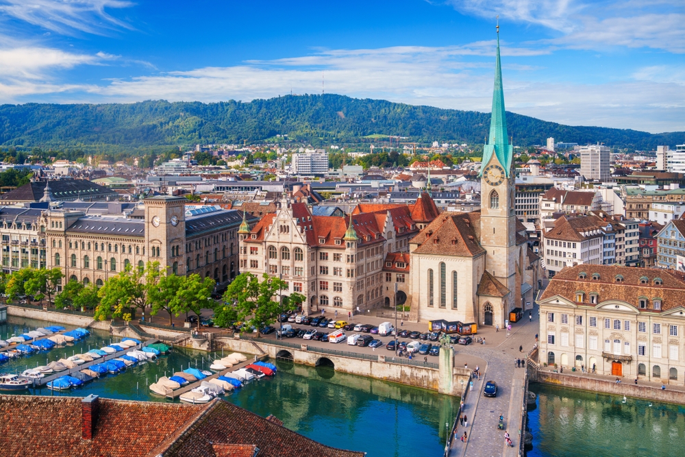Das historische Zentrum von Zürich an der Limmat an einem sonnigen Tag
