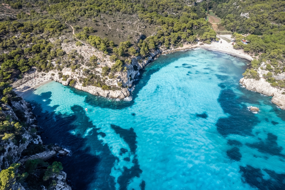 Luftaufnahme der Bucht Cala Macarella auf Menorca