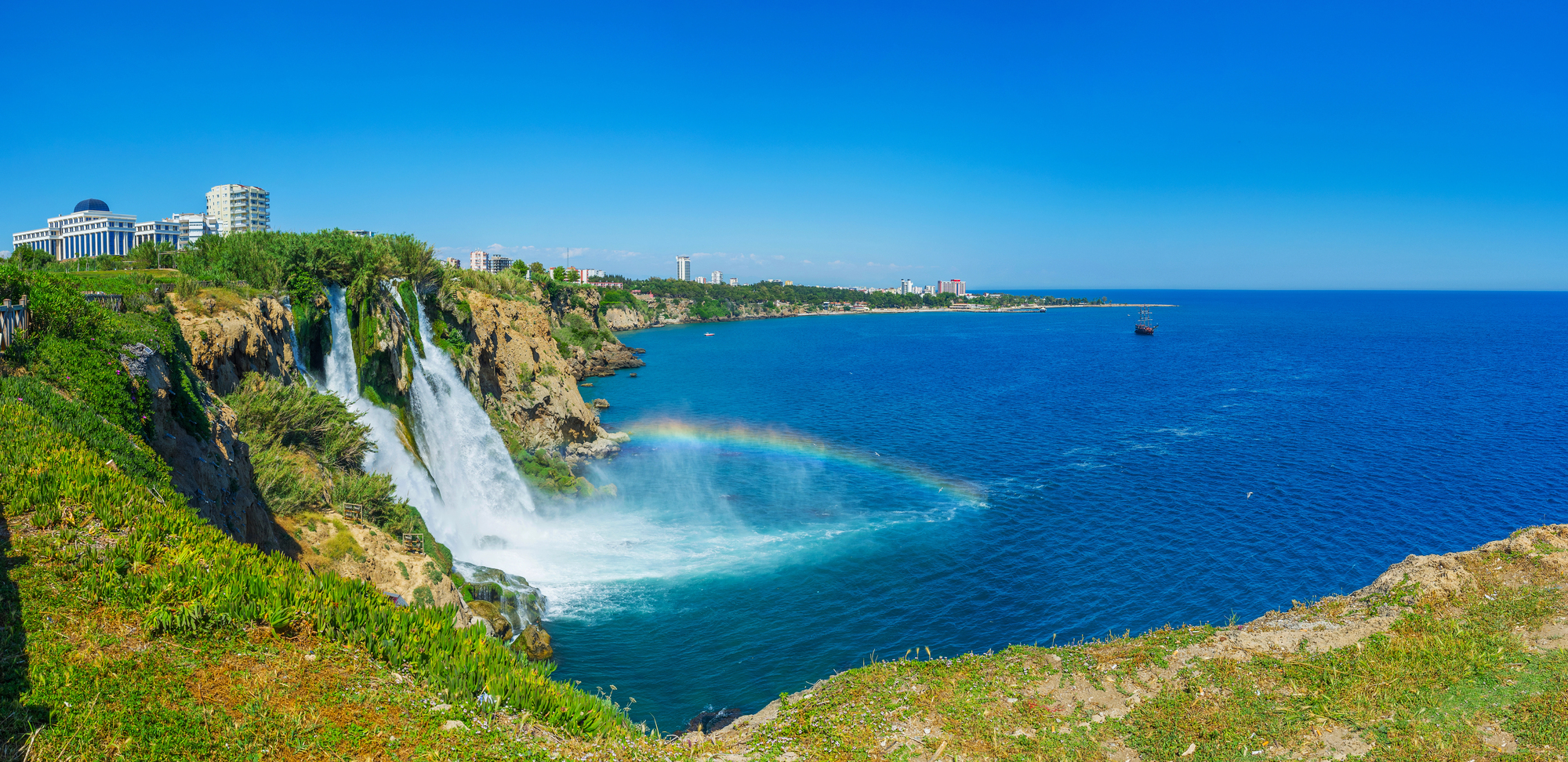 Die Küste von Antalya mit dem Mittelmeer und dem Taurusgebirge im Hintergrund